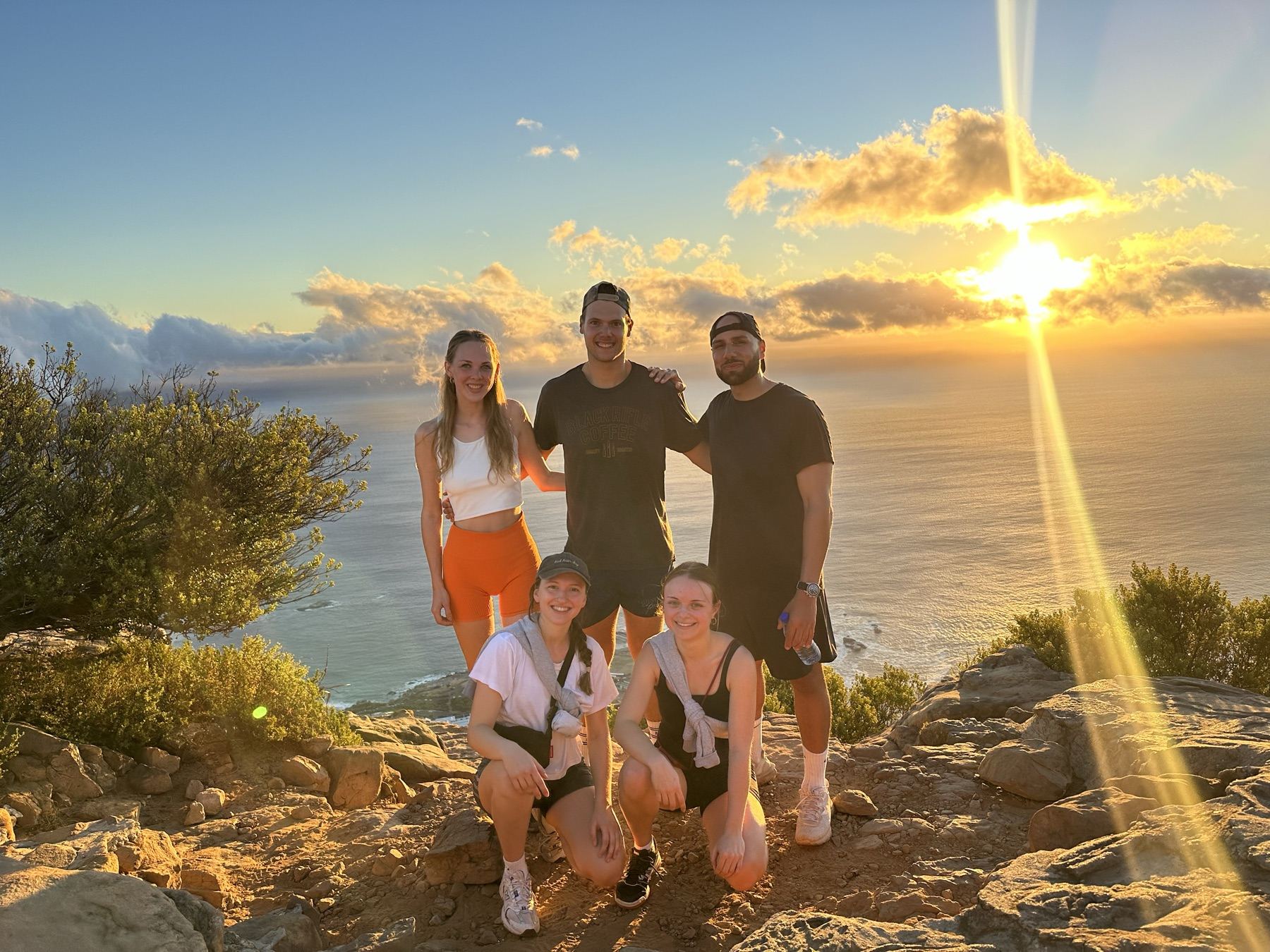 Gruppe beim Sonnenuntergang auf dem Lion's Head in Kapstadt